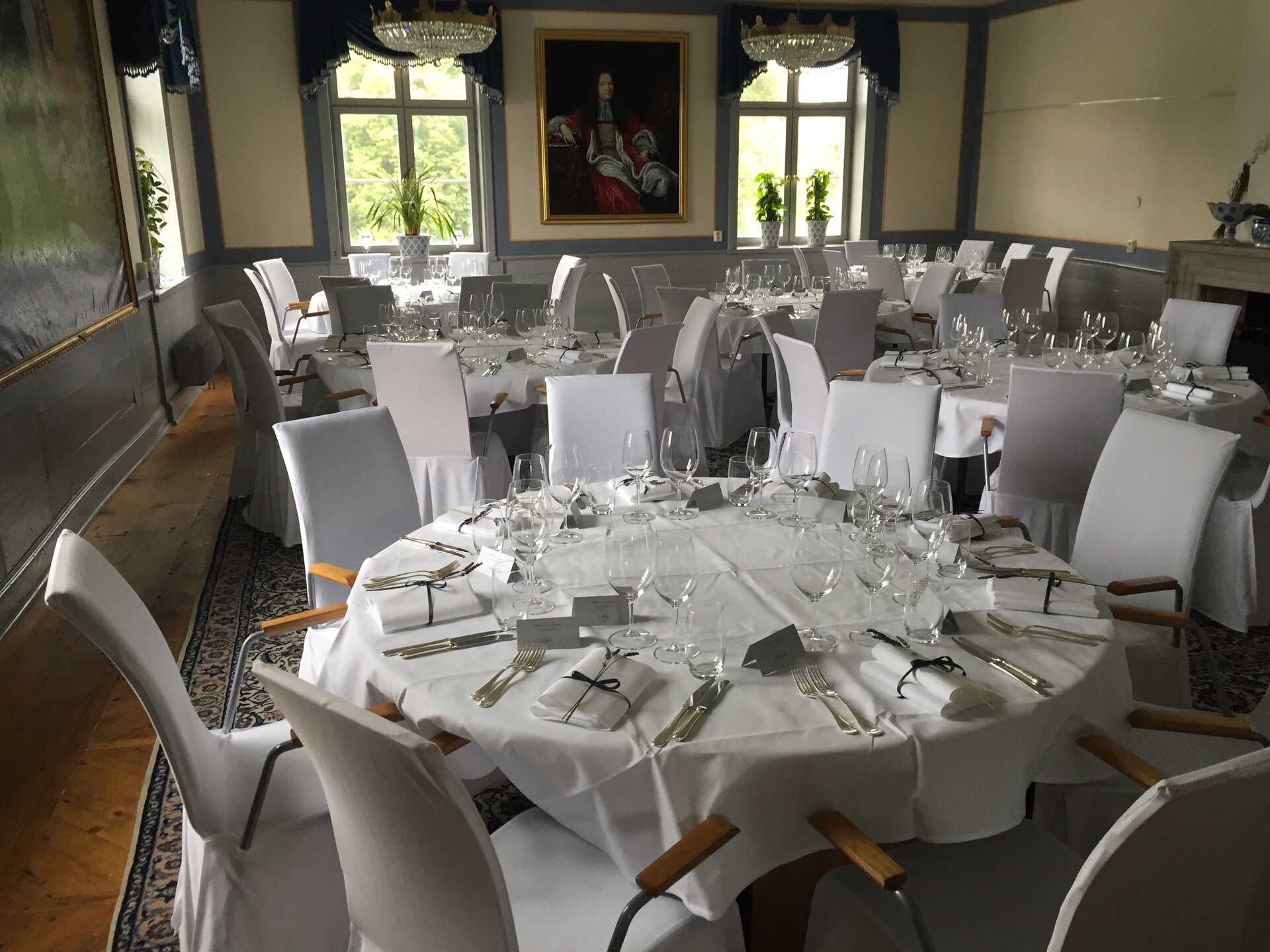 Kungasalen prepared with round tables for the wedding reception